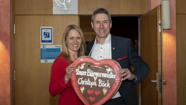 Kommunalwahl im Landkreis: Ein Herz für den Sieger: Christoph Böck (SPD) und seine Frau Petra feiern die Wiederwahl.