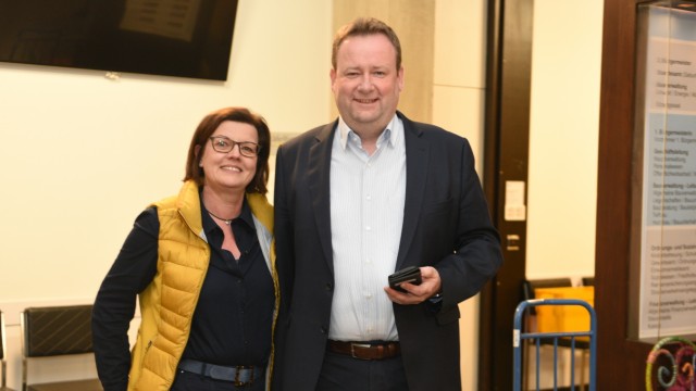 Kommunalwahl in Gräfelfing: Wahlsieger Peter Köstler mit Frau Sabine.