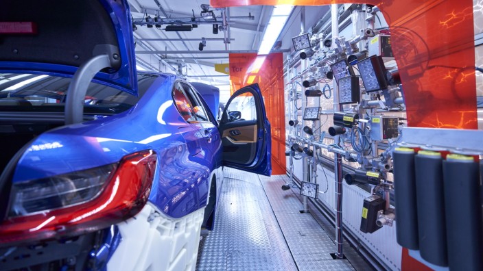 BMW: BMW-Werk in München. In den Fabrikhallen ist gerade nicht viel los – Zeit, um die Produktion des elektrischen BMW i4 vorzubereiten.