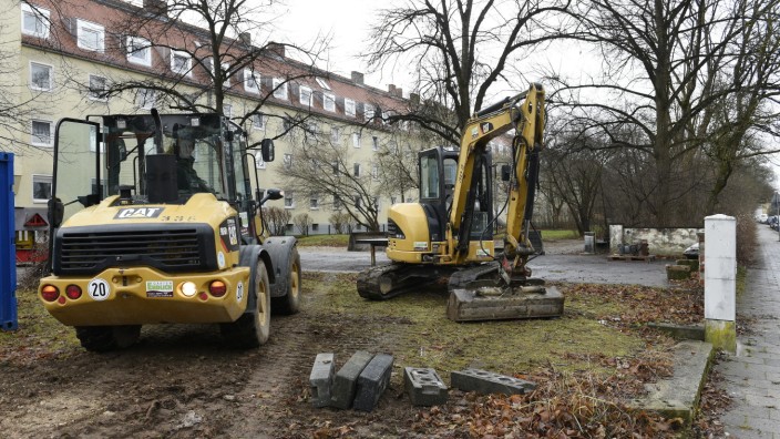 Obergiesing/Fasangarten: Grünpflege mit Bagger: Schon im Januar wurde mit der Sanierung des Hohenschwangauplatzes begonnen. Dort wie an anderen Stellen im Stadtbezirk ließ und lässt das Baureferat neue Bäume pflanzen.