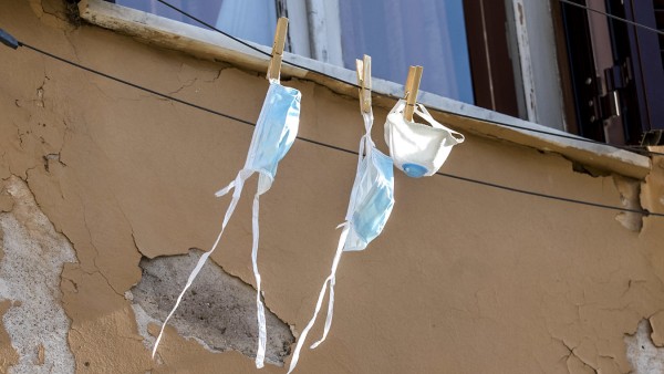 Coronavirus in Italien: Mundschutzmasken hängen in Rom zum Trocknen