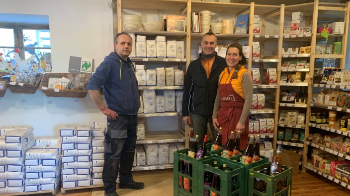 Forstinninger Betrieb: Können sich über mangelnde Arbeit nicht beklagen: Mehdi Jashari (von links), Andreas Löffl und Kathrin Nagy von der Forstinninger Wolfmühle.