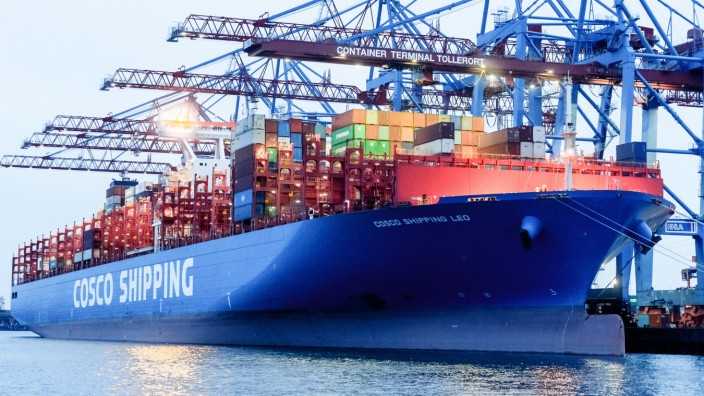 Handelsbeziehungen: Die chinesische Reederei Cosco will sich an der Firma HHLA beteiligen, die vier Liegeplätze in Hamburg verwaltet.