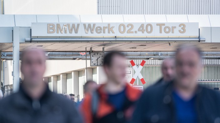 Wirtschaft: Schichtwechsel im BMW-Werk Dingolfing: 40 Kilometer entfernt von der Autofabrik will der Hersteller eine weitere Industrieanlage bauen.