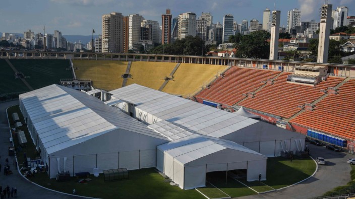 Brasilien: Ein Ort zum Jubel wird zum Ort der Heilung: Auf dem Rasen des Pacaembu-Stadions in São Paulo steht nun ein Lazarett.
