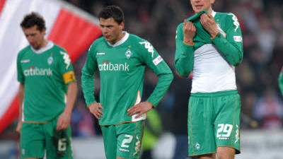 Fußball-Bundesliga: Nichts geht mehr bei Werder. Auch in Cottbus war für die Bremer Baumann, Boenisch und Mertesacker (v.l.n.r) wenig zu holen.