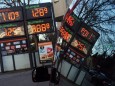 12.03.2020, Berlin, GER - Benzinpreise spiegeln sich in einem Autofenster. (Anzeige, Anzeigetafel, aussen, Aussenaufnahm