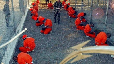 Guantanamo-Häftlinge: In orangefarbene Overalls gekleidete Häftlinge im Camp X-Ray auf dem US-Marinestützpunkt Guantanamo Bay auf Kuba.