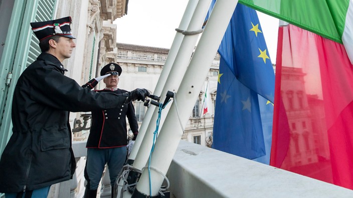 Coronavirus: Offiziere hissen auf dem Balkon des Präsidentenpalasts aus Anlass einer Schweigeminute für die Opfer der Corona-Pandemie die italienische und die EU-Flagge auf Halbmast.