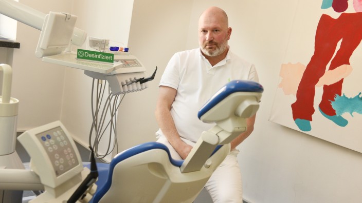 Coronavirus in München: Jeder Patient sei potenziell ansteckend, sagt Zsolt Zrinyi, der eine Zahnarztpraxis in Schwabing hat.