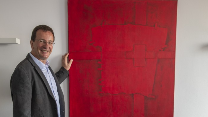 Andreas Haas mit Gemälde Red Crosssing in seinem Büro