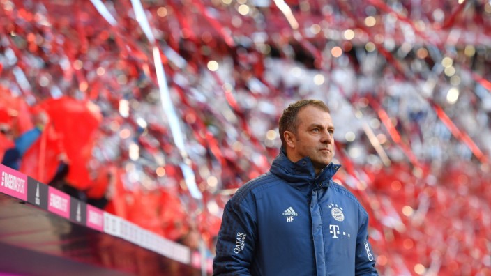 Hans Dieter Flick (Hansi ,Trainer Bayern Muenchen), steht im rot silbernen Konfettiregen, Einzelbild,angeschnittenes Ein