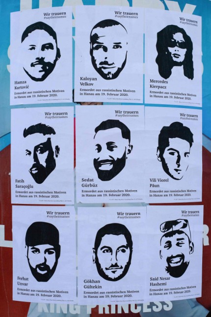 Anschlag in Hanau: Plakate zeigen die neun Todesopfer des rassistischen Anschlags in Hanau.