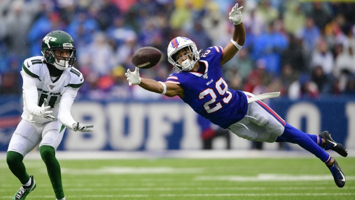 US-Sport: Geht die NFL-Saison wie geplant los? Buffalo Bills Kevin Johnson (re.) klaute New York Jets' Robby Anderson im Dezember den Ball