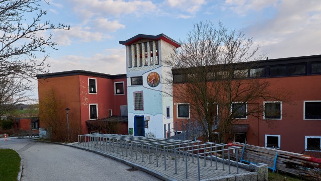Kinderbetreuung: Im Kirchseeoner Berufsbildungswerk St. Zeno könnte der Landkreis Räume für seine Berufsschule anmieten.
