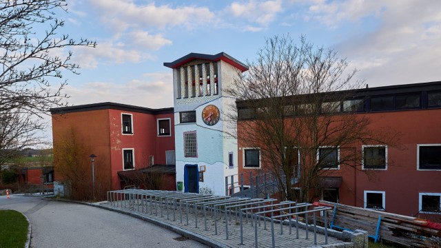 Erziehung im Landkreis Ebersberg: Die Erzieherschule soll im Gebäude des Berufsbildungswerks St. Zeno in Kirchseeon untergebracht werden.