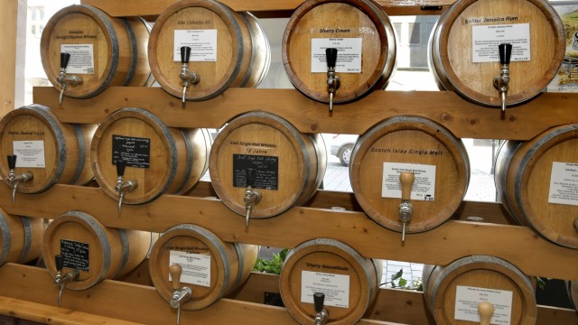 Handel im Landkreis: Beim Fassl kann man sich Whiskey, Rum oder Sherry selbst abfüllen.