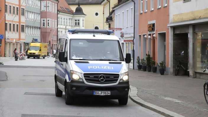 Polizeiinspektionen im Landkreis: Ein Polizeiwagen in der Freisinger Innenstadt: Die angespannte Lage mit vielen Überstunden hat sich zuletzt etwas beruhigt.