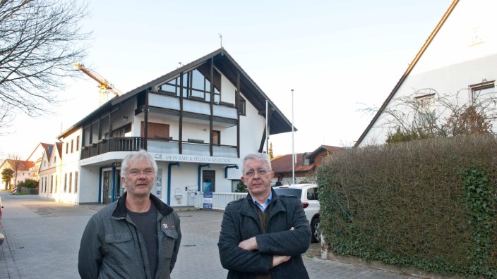 Bauprojekt: Bereits seit einer ganzen Weile spielen sich Rudolf und Klaus Beslmüller (von links) mit dem Gedanken, ein Mehrgenerationenhaus in der Grafinger Lagerhausstraße zu errichten. Nun hat das Bauamt dem Vorhaben das gemeindliche Einvernehmen erteilt.