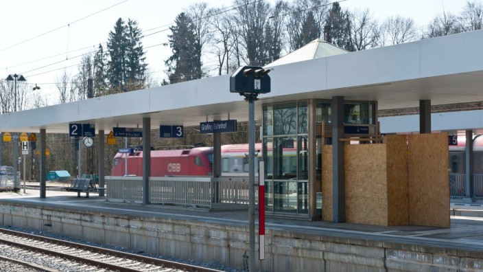 In Grafing-Bahnhof: Mit Holzbrettern ist derzeit der Fahrstuhlschacht am Bahnsteig in Grafing-Bahnhof verriegelt. Das wird wohl noch länger so sein, denn der barrierefreie Umbau der Haltestelle verzögert sich weiter.