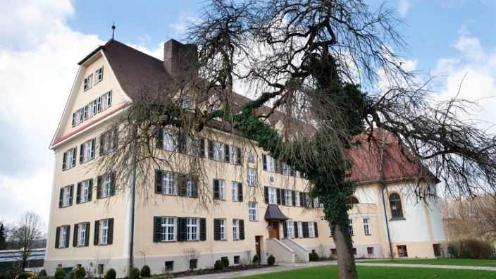 Piusheim in Baiern: Bereits 2006 stellte die Jugendhilfeeinrichtung in Piusheim ihren Betrieb ein. Im historischen Gebäude ist jetzt eine Schule untergebracht.