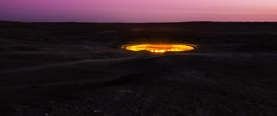 Reisefotograf Adrian Rohnfelder: Hunderte kleine Flammen lodern im "Tor zur Hölle" in der Karakum-Wüste.