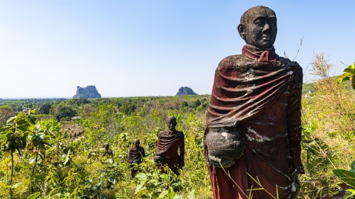 Reisefotograf Michael Runkel: Statuen buddhistischer Mönche in Mawlamyine (Mawlamyaing, früher: Moulmein), Myanmar.
