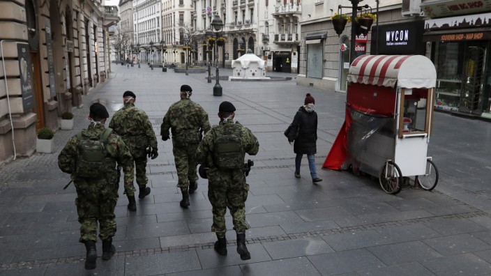 Balkan: Serbische Soldaten patrollieren eine Hauptfußgängerzone in Belgrad.