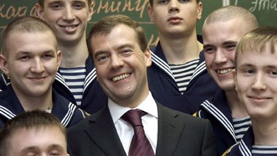 Abkehr von Raketenplänen: Lächeln für die Kamera: Russlands Präsident Dmitrij Medwedjew beim Besuch einer Marineakademie in St. Petersburg.