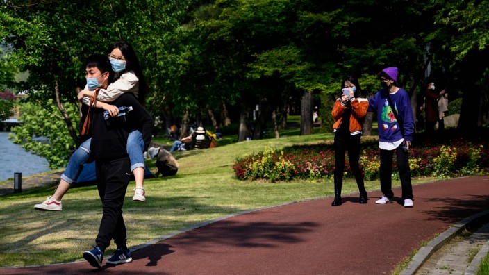 Coronavirus: Das neue Normal in Wuhan: Die Menschen tragen Masken, oft auch Taucherbrillen und Einweg-Schutzanzüge.