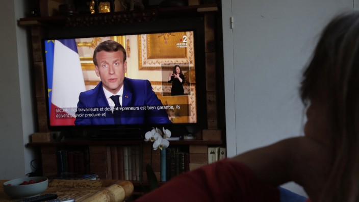 Frankreich: Macrons Rede läuft auf dem Fernseher einer Familie in der Nähe von Paris.