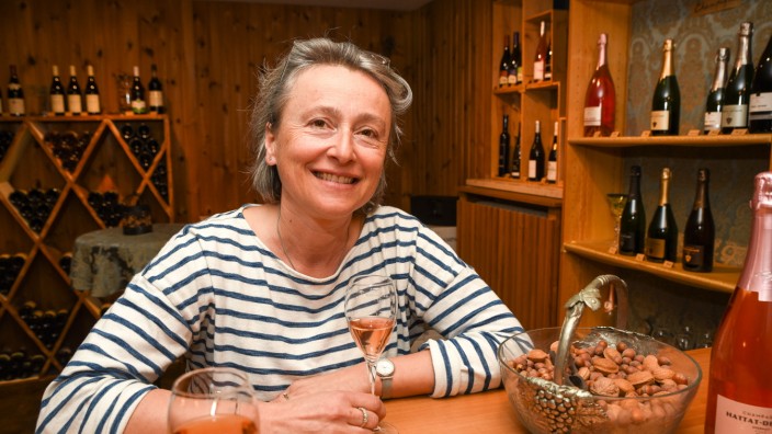 Champagner: Die gebürtige Französin Valérie Hattat-Decker verkauft seit drei Jahren in Schäftlarn ihren Champagner. Die Trauben bekommt sie vom Weingut, das die Großeltern ihres Mannes einst gegründet haben.