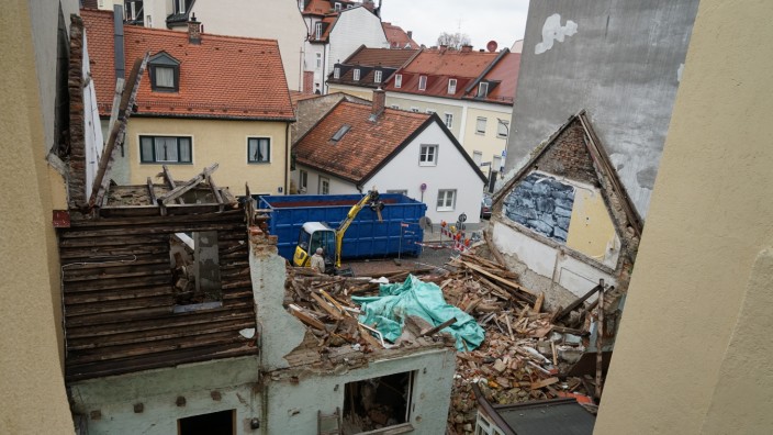 Obergiesing: Giesinger Schuttberg: Nach dem Abriss des Uhrmacherhäusls Ende 2017 wurden die Reste beiseitegeräumt und das Anwesen gesichert.