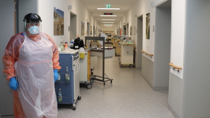 Coronavirus und Intensivstation: Wer auf der Covid-19-Intensivstation in Rosenheim arbeitet, braucht Zeit zum Anziehen: Schutzanzug, dann Plastikschürze und noch eine, Maske, Kopfschutz, Handschuhe, noch mal Handschuhe.