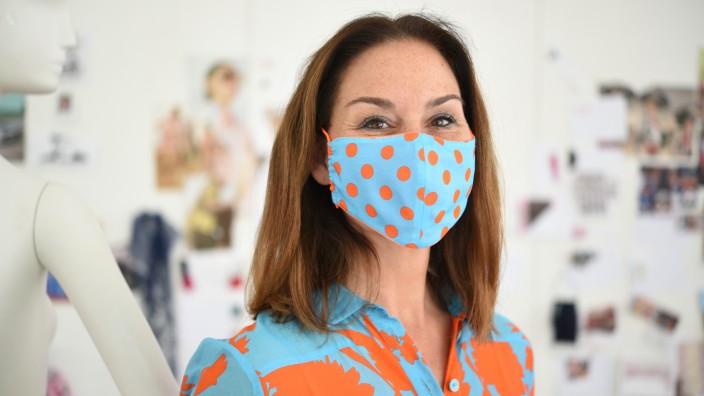Mund- und Nasenschutz: Wer eine Maske trägt, muss deshalb nicht auf Mode verzichten - das stellt Rieke Common unter Beweis. Sie lässt Gesichtsbedeckungen für Privatleute und Firmen nähen.