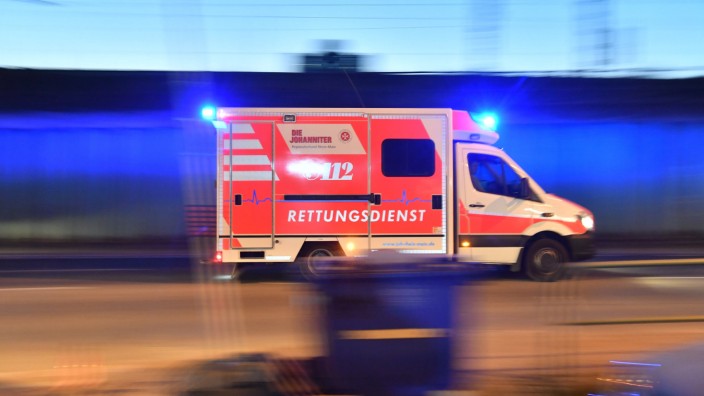 Landgericht München: Ein alkoholkranker Mann aus Geretsried hat Notfallsanitäter bei einem Einsatz aufs Übelste beschimpft und versucht, sie zu schlagen. Gegen ein Urteil des Wolfratshauser Amtsgerichts hat er Berufung eingelegt.