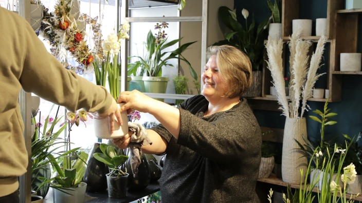 Gärtnereien in Freising: Anita Dähne darf ihr "Blumenhandwerk" wieder öffnen und räumt mit ihren Mitarbeitern den Laden wieder ein.