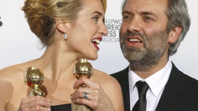 Regisseur Sam Mendes: Am Set lernte er seine Frau von einer neuen Seite kennen: Sam Mendes mit Golden-Globe-Gewinnerin Kate Winslet.
