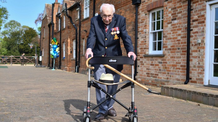 Großbritannien: Weltkriegsveteran Tom Moore ist 99 Jahre alt - und freut sich besonders über das Lob von Prinz William.
