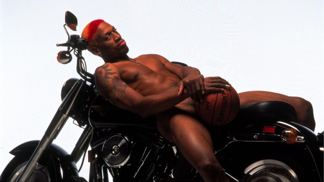 Dennis Rodman Chicago Bulls posiert nackt auf einem Motorrad seine Genitalien verdeckt von einem; Basketball Rodman