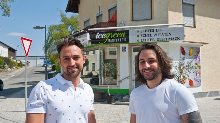Gastronomie: Die neuen Grafinger "Eisdealer": Alessandro (links) und Luca Marsico sperren an diesem Samstag ihren Laden am Öxinger Platz auf.