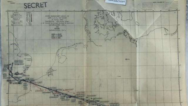 Erding: Die Karte zeigt die Flugrouten der drei Bomber-Staffeln am 18. April 1945, vom Start in England, nach Traunstein und zurück. Die erste Zahl einer Markierung gibt die Uhrzeit an, die zweite Zahl die Flughöhe in Fuß. Die grüne Linie zeigt die Route der dritten Staffel, die Erding um 15.17 Uhrbombardierte.
