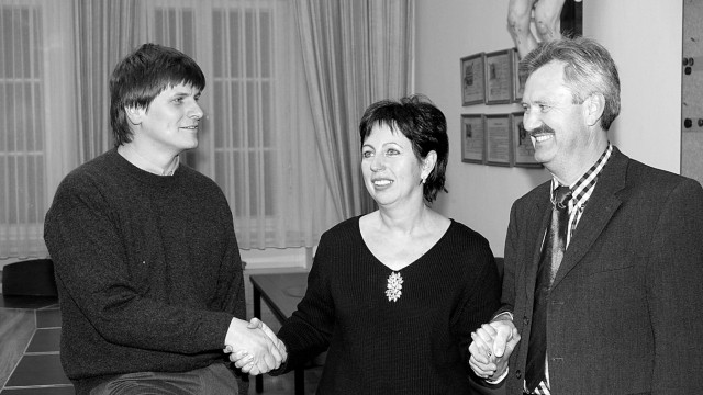 Wechsel in Moosburg: Vor 18 Jahren war es Meinelt, die von Stanglmaier (l.) und Stadtrat Ludwig Kieninger nach ihrem Wahlsieg Glückwünsche entgegennahm.