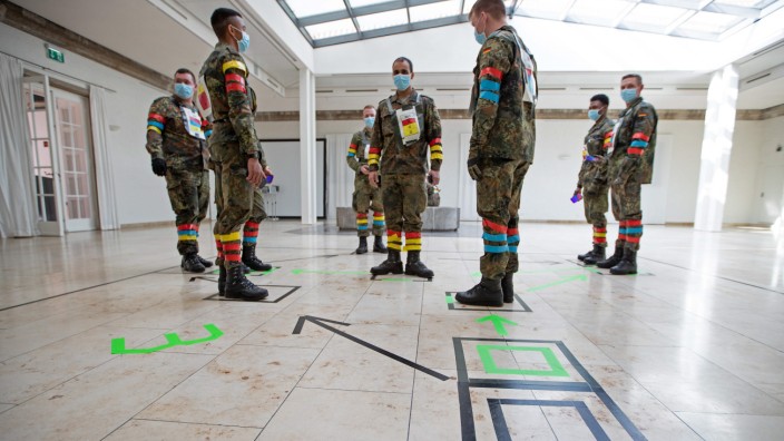 Bluetooth Low Energy: Soldaten in der Julius-Leber-Kaserne in Berlin machen Probemessungen für eine geplante Corona-Tracing-App. Die Bluetooth-LE-Technologie muss für etliche Handys optimiert werden, bevor die App effektiv sein kann.
