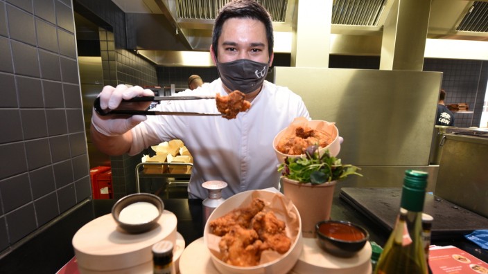 Schwabing: Fried Chicken, in Japan längst ein Klassiker, gibt es nun auch in München: Sternekoch Tohru Nakamura hat einen Fast-Food-Imbiss eröffnet.