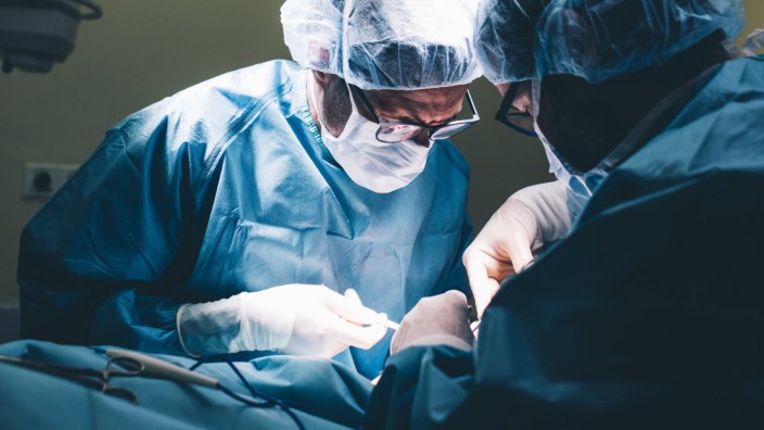 Surgeons during a surgery model released Symbolfoto PUBLICATIONxINxGERxSUIxAUTxHUNxONLY DAMF00175