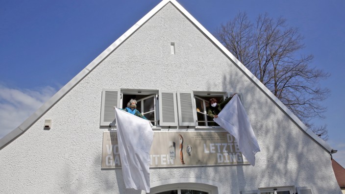 75 Jahre Kriegsende: Assunta Tammelleo und Sybille Krafft mit symbolischen weißen Tüchern am Erinnerungsort Badehaus.