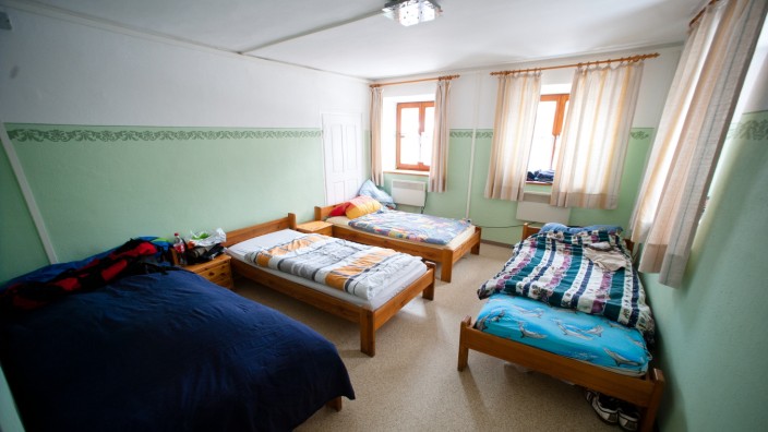 Corona in Ebersberg: Sonst schlafen die Bewohner der Unterkunft in der Baldestraße in Mehrbettzimmern, derzeit soll möglichst jeder ein Einzelzimmer bekommen.