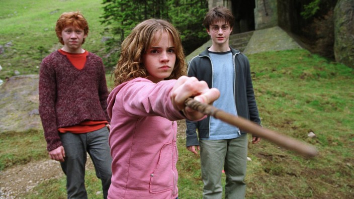 Harry Potter: Hermine (Emma Watson) verteidigt ihre Freunde Harry und Ron mit dem Zauberstab in der Verfilmung "Harry Potter und der Gefangene von Askaban".