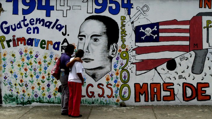 Buchempfehlung "Harte Jahre": Eine Wandmalerei in Guatemala-Stadt erinnert an den 50. Jahrestag des von der CIA unterstützen Sturz des gewählten Präsidenten Jacobo Árbenz 1954.